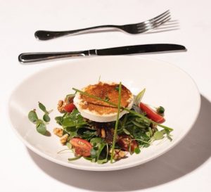 Baby spinach salad with caramelized goat cheese