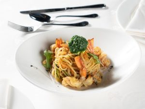 Tricolor Spaghettini, Curry-Flavoured with Vegetables and King Prawns